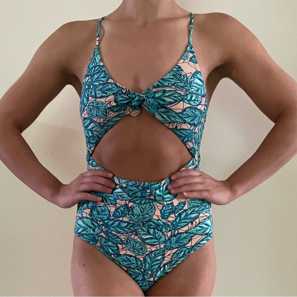 Cute Swimsuit with cutout